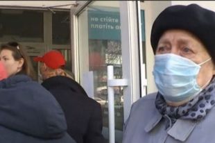 В столице пенсионеры пытались штурмом взять отделение банка