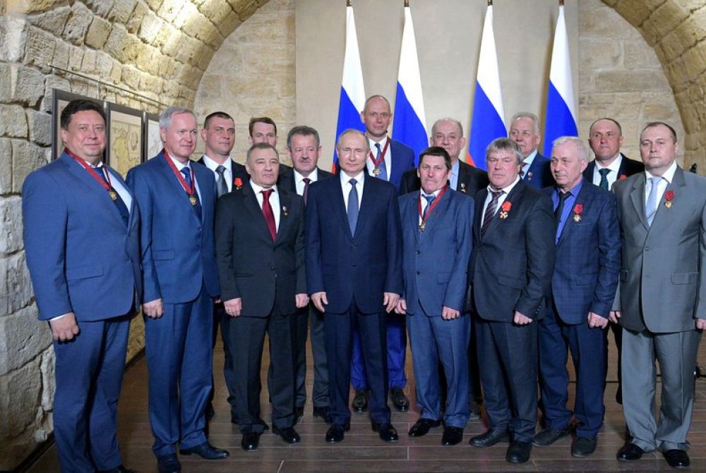 Владимир Путин вручил награды строителям Крымского моста.