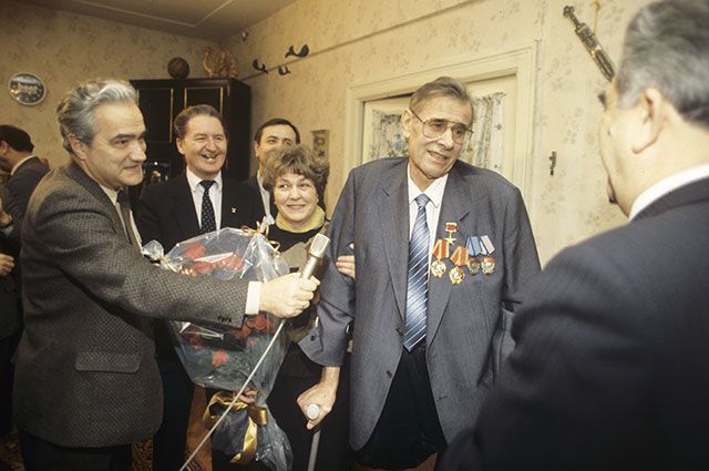 Церемония награждения золотой медалью «Серп и Молот» прошла в квартире Льва Яшина. 1990 г.