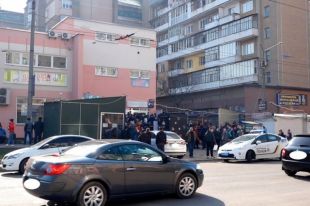 Правоохранители оштрафовали директора визового центра из-за длинной очереди