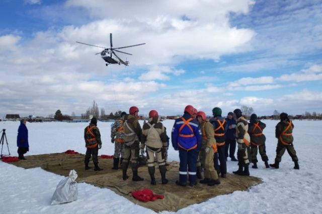 Накануне пожарные-десантники провели показательные тренировки на аэродроме «Бердск- Центральный».