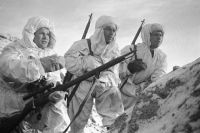 Снайпер Герой Советского Союза Василий Зайцев (слева) объясняет новичкам предстоящую задачу. 1942 г.