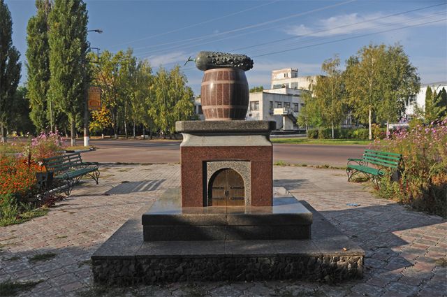Памятник нежинскому огурцу.