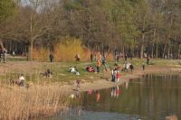 Отдых в парке, кофе: как киевляне «соблюдают» карантин