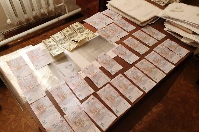 В Днепропетровской области полицейские продавали разрешения на оружие