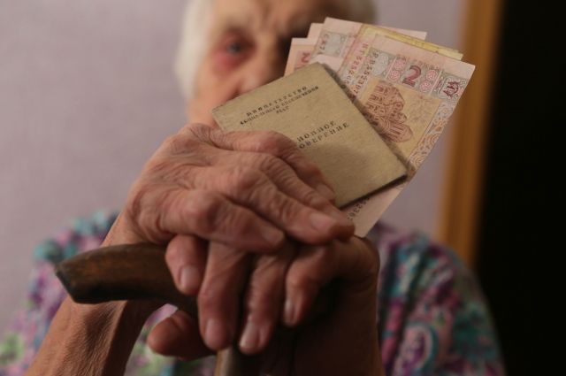 В Минсоц рассказали, кто получит в апреле тысячу гривен, помимо пенсионеров