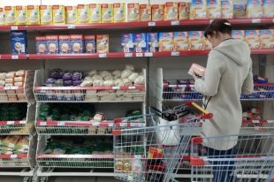 Люди бьют тревогу, скупая крупу и макароны, туалетную бумагу и пастеризованное молоко.