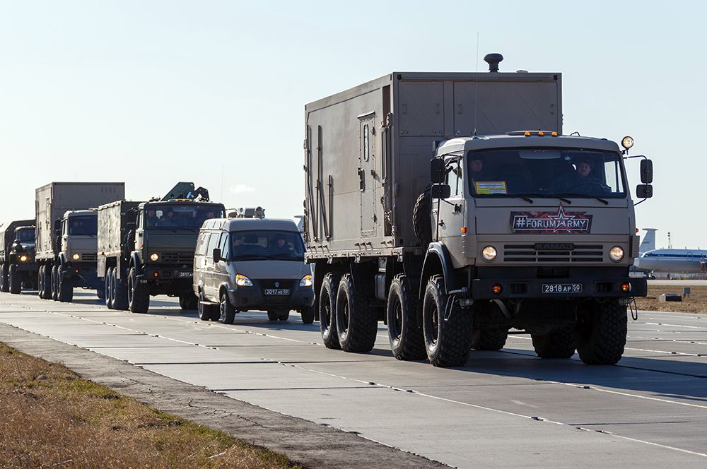 Колонна автомобилей с медицинским оборудованием, предназначенных для отправки в Италию для борьбы с вирусом COVID-19.