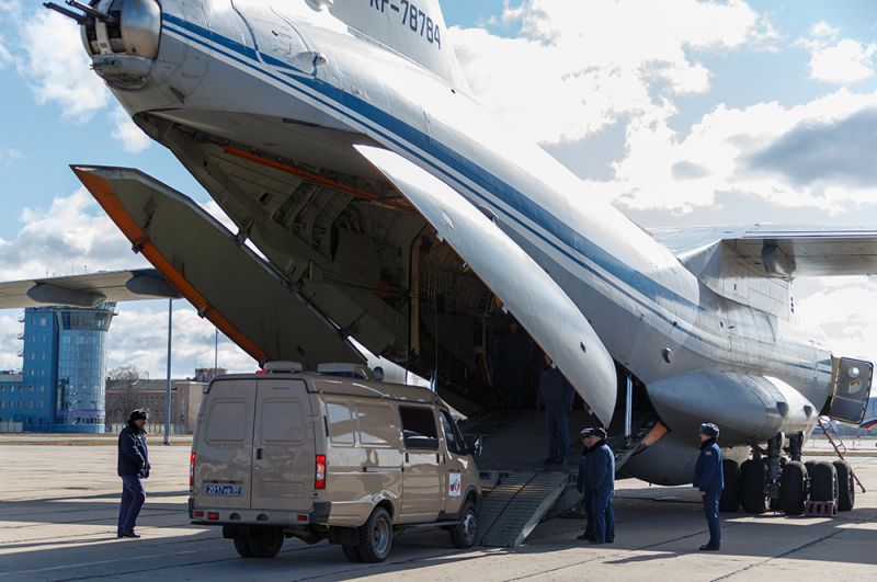 Военно-транспортный самолет ВКС России Ил-76 МД с медицинским оборудованием, предназначенным для отправки в Италию для борьбы с вирусом COVID-19.