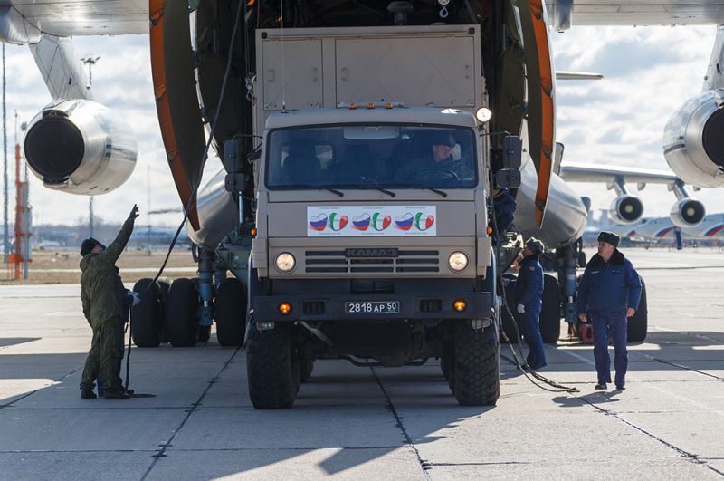 Автомобиль с медицинским оборудованием, предназначенным для отправки в Италию для борьбы с вирусом COVID-19, во время погрузки в военно-транспортный самолет ВКС России Ил-76 МД.