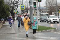 Людей на улицах в спальных районах Краснодара стало меньше.