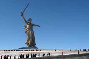 Скульптура «Родина-мать зовёт!» — композиционный центр памятника-ансамбля «Героям Сталинградской битвы» на Мамаевом кургане в Волгограде.