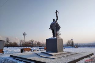 Памятник солдату на набережной в Кировском районе.