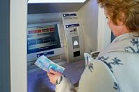 ЦБ потребовал начать дезинфекцию банкоматов и терминалов.
