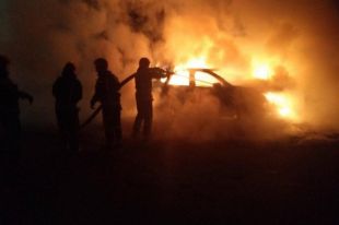 В Киеве в результате ДТП загорелся автомобиль: два человека погибли
