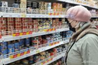 Местные торговые сети объявили, что замораживают цены на полторы сотни продуктов и товаров для предотвращения паники.