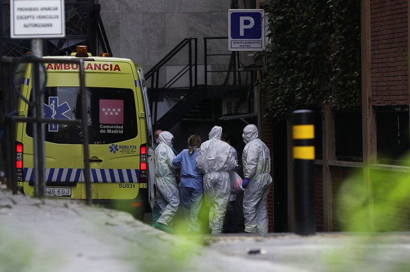 Пациента доставляют на машине скорой помощи в гостиницу, которая была переоборудована для лечения больных с коронавирусом, Мадрид.