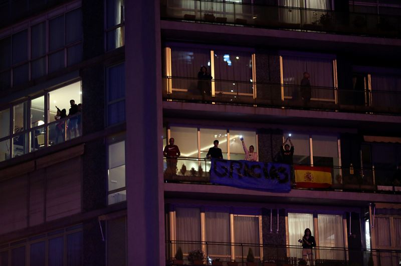 Жители Мадрида аплодируют со своих балконов в поддержку работников здравоохранения