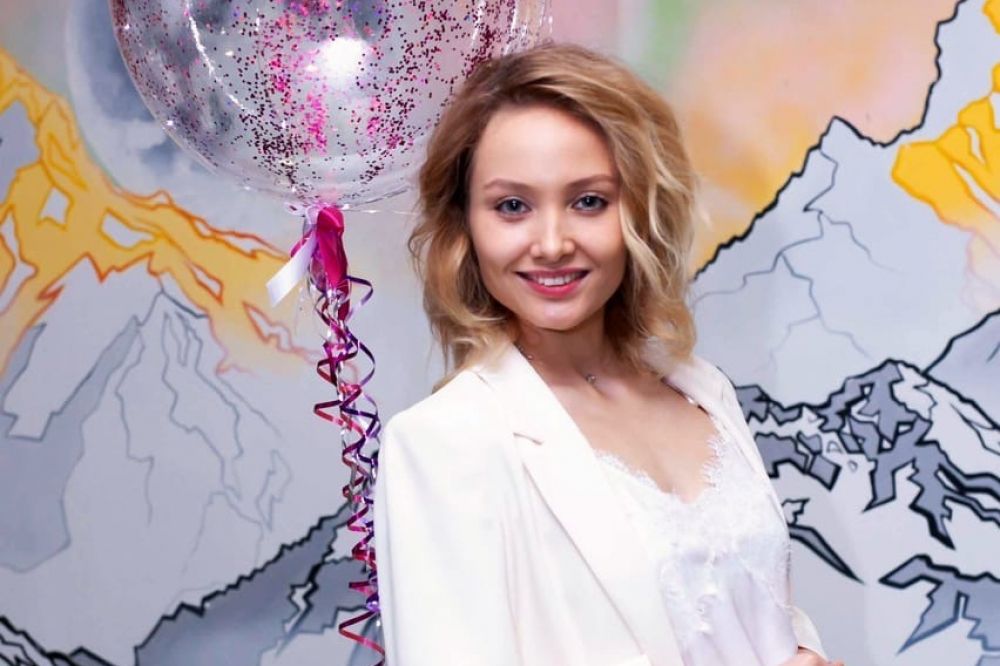 12. Елена Мальцева живёт в Чайковском, работает директором в компании «Маленькая Высота». Хобби: спортивный туризм.