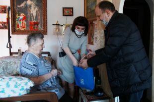 Тюменцы организовали доставку лекарств и продуктов ветеранам