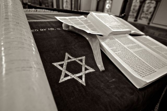 Общественные молитвы в синагоге не проводятся.