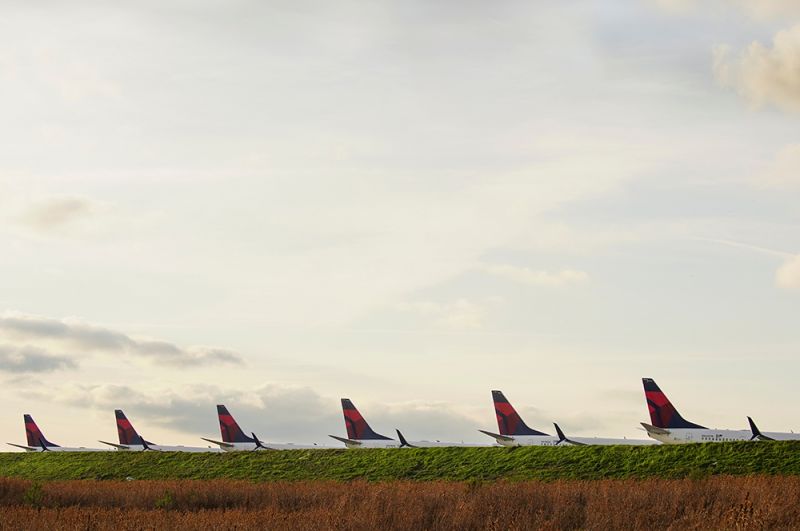 Пассажирские самолеты Delta Airlines 737 в международном аэропорту Атланты, Джорджия, США.