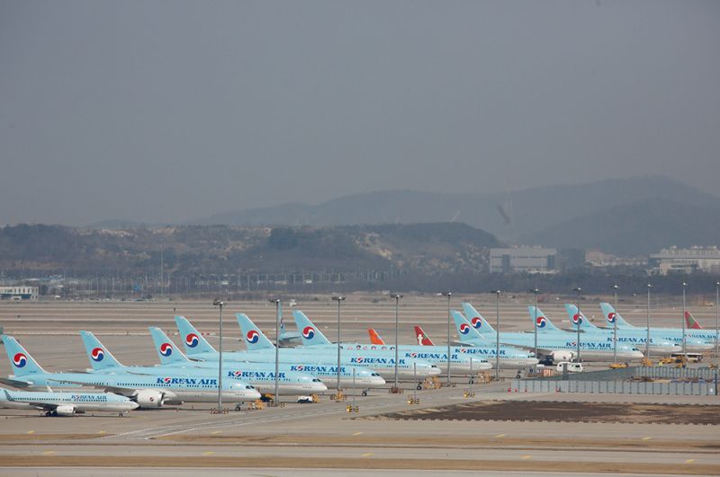 Самолеты Korean Air в международном аэропорту Инчхон, Южная Корея.