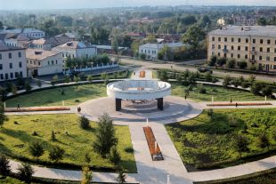 Монумент Вечной славы воинам-тамбовцам, погибшим в годы Великой Отечественной войны. Скульпторы — С. Е. Лебедев и К. Я. Малофеев, архитектор — А. С. Куликов.Открыт 9 мая 1970 года.