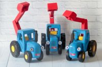 Новокузнецкий «Синий трактор» унаследовал стальную мощь своей родины: на него может встать взрослый мужчина – деревянная игрушка не сломается.