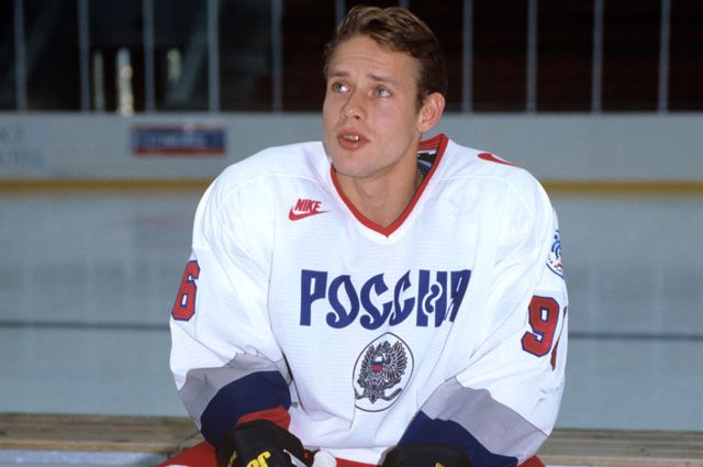 Игрок сборной команды России по хоккею Павел Буре, 1996 год.