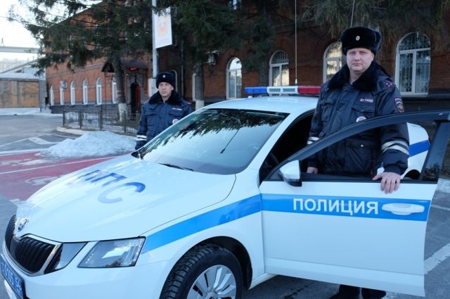 Угнанный автомобиль полицейские обнаружили на улице Большевистской, в потоке машин.