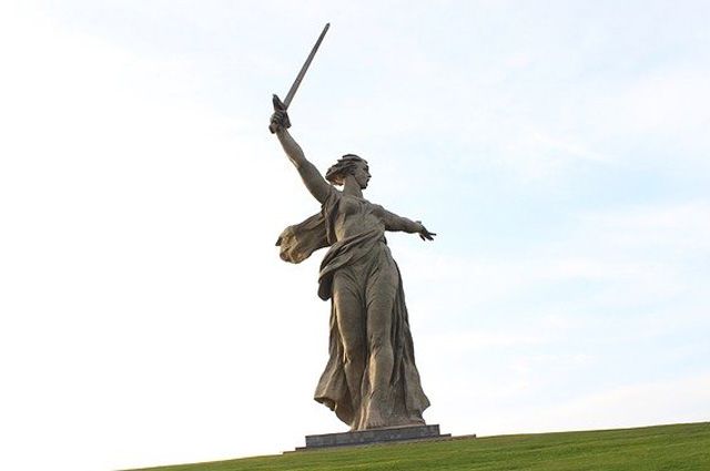Автор проекта родина мать 7 букв сканворд Сколько трещин заделали на теле "Родины-матери"? Аргументы и Факты