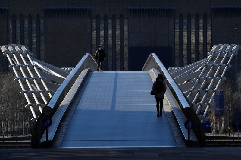 Пешеходы на мосту Миллениум в Лондоне.