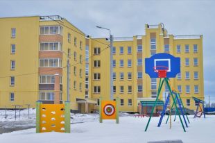 Двор нового микрорайона удобен для семей с детьми.