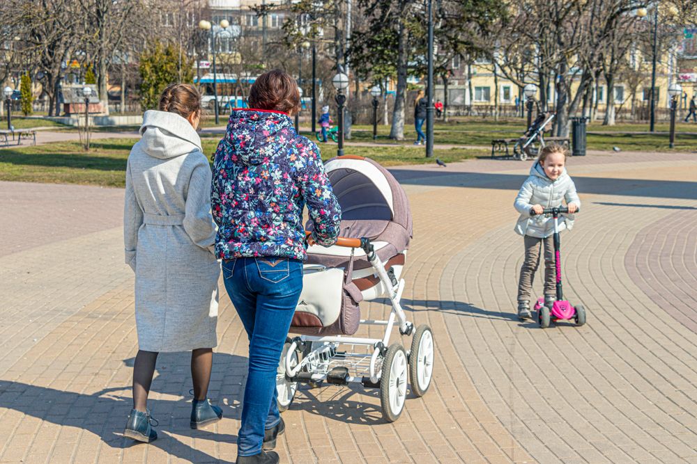 На площади Победы молодые мамы продолжают гулять компаниями с детьми.