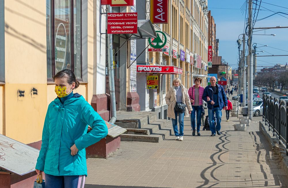 В центре Калуги также многолюдно, как и в прочие выходные. Только теперь чаще можно встретить людей в масках.