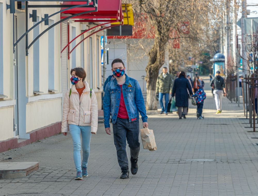 В центре Калуге можно встретить не только людей в обычных медицинских масках, но и в сшитых самостоятельно.