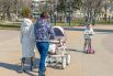 На площади Победы молодые мамы продолжают гулять компаниями с детьми.