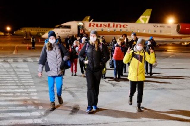 Новосибирские и омские дети-спортсмены, которые застряли на сборах в Киргизии, благополучно прилетели в аэропорт Толмачёво.