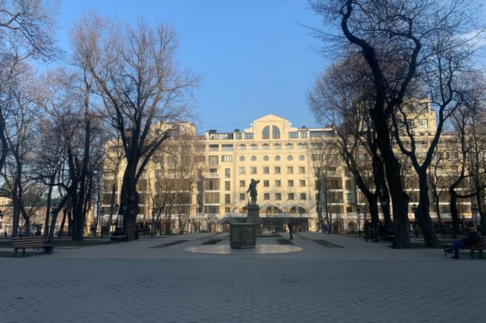 Практически никто не гуляет и в Петровском сквере.