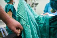 Хирурги Тюмени удалили у пациентки опухоль с зубами и волосами внутри