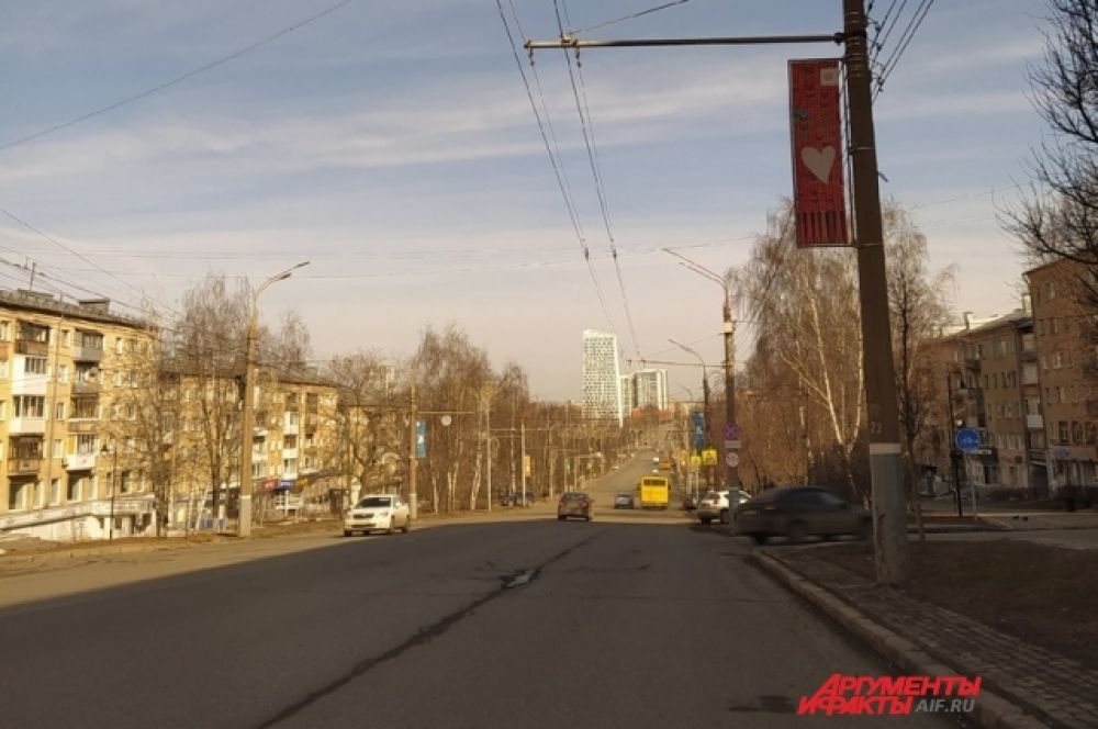 Ул. Пушкинская обычно загруженная в час-пик, сегодня практически пуста