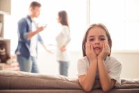 Главный фактор, влияющий на то, как ребенок будет переживать развод, – это возраст. 