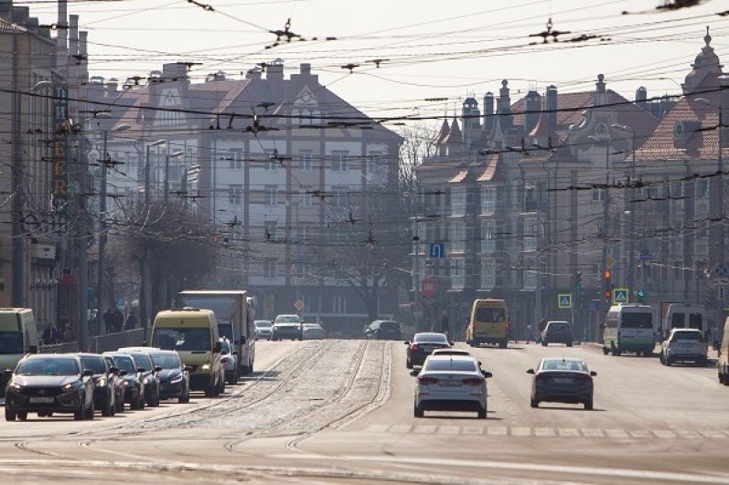 На Ленинском проспекте в Калининграде машин вдвое меньше, чем обычно. 