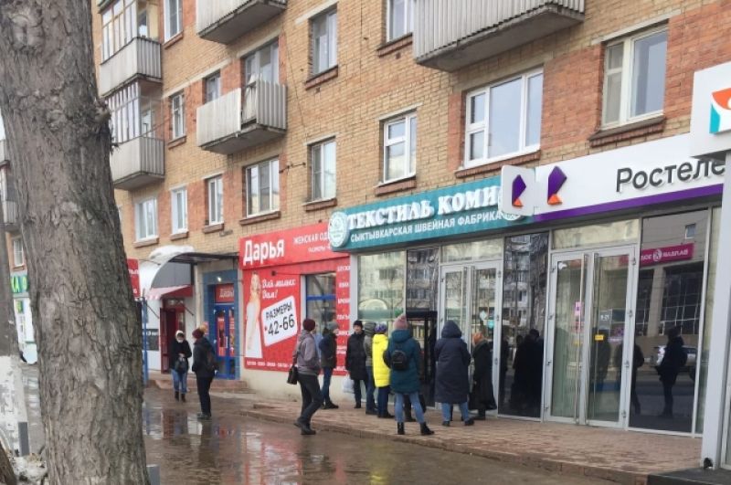В Сыктывкаре на улице Коммунистической образовалась очередь в магазин, где продают медицинские маски. 