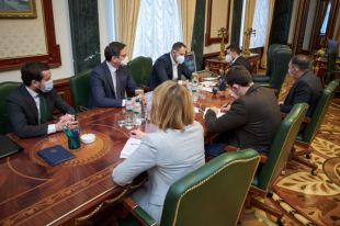 В Украине с апреля увеличат зарплаты медикам, - Шмыгаль