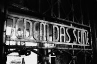 «Каждому своё» — надпись на входе в концентрационный лагерь «Бухенвальд».
