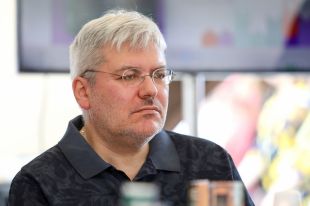 Водолазкин считает, что болезни, страдания людей – это ужасно, но остановка жизни на краткий миг благотворна.