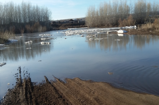 В Кваркенском районе весенние воды затопили мост.