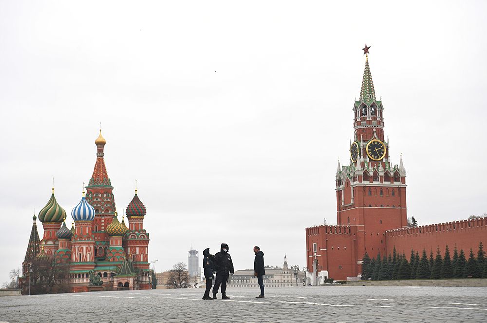 Сотрудники полиции на Красной площади в Москве.